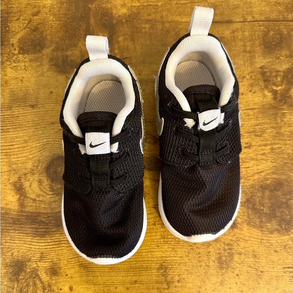 Nike Roshe Run Toddler size 7 Black Silver Sneakers EUC - Picture 3 of 6